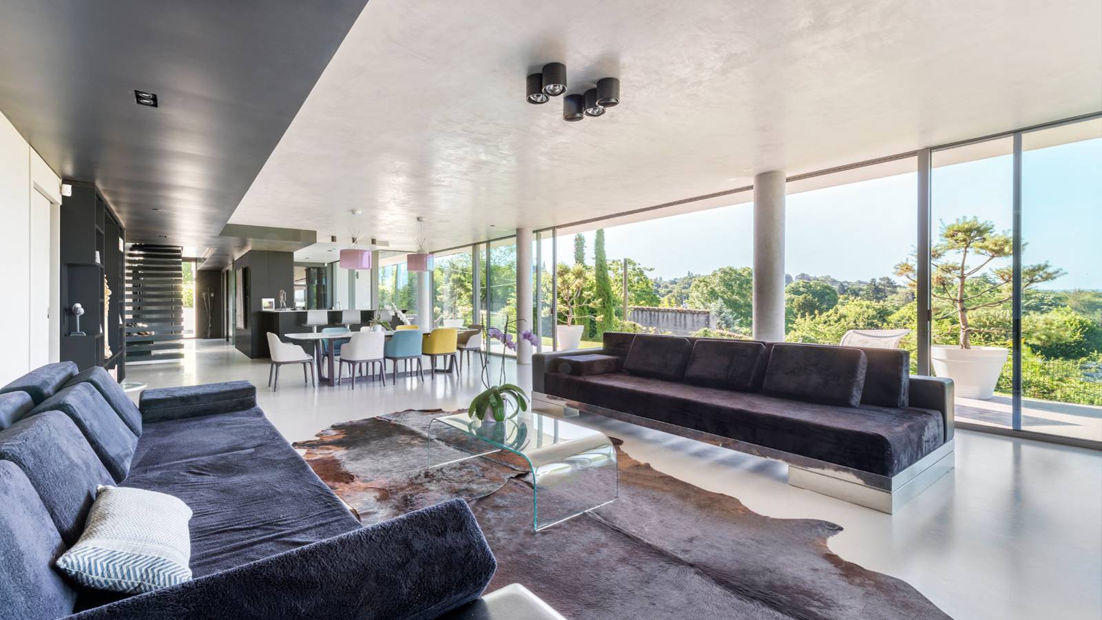 Un intérieur contemporain et sa décoration d’une villa d’architecte à Mougins