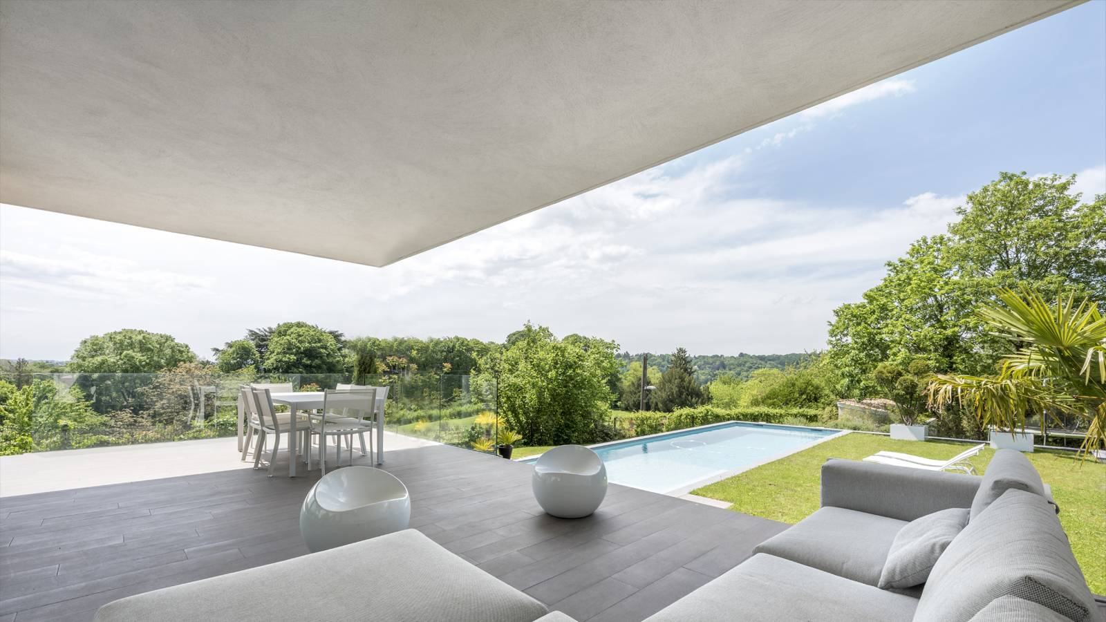 Un intérieur contemporain et sa décoration d’une villa d’architecte à Mougins