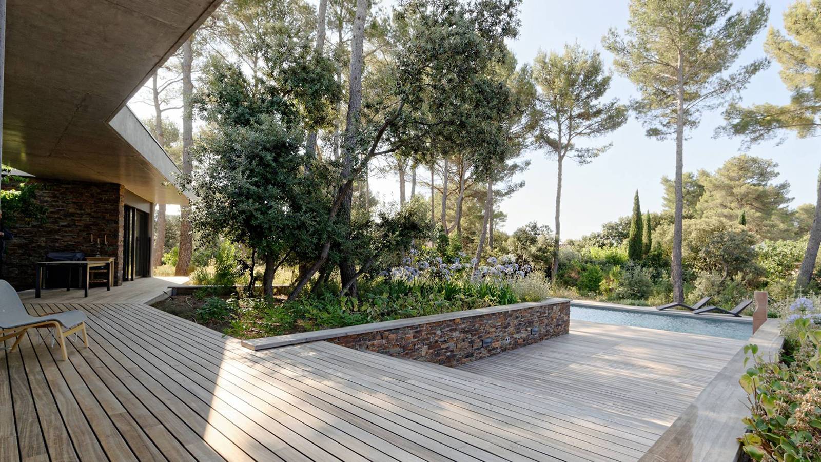 Maison contemporaine toit plat avec piscine à Aix-en-Provence