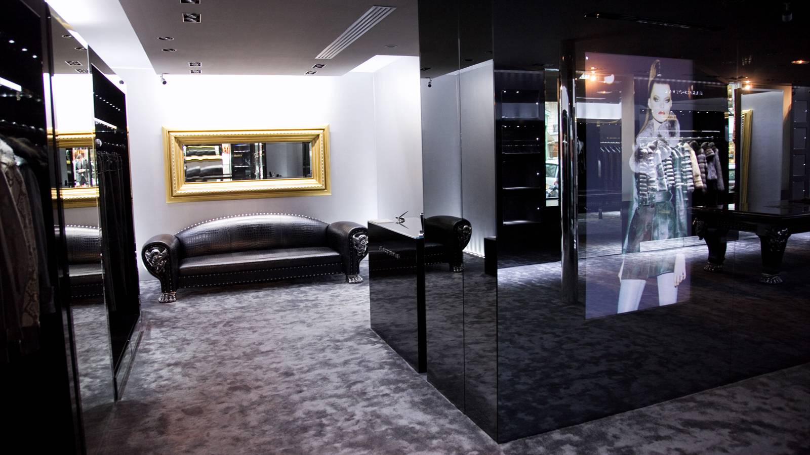 La boutique Couture GARBIS DEVAR  au cœur du triangle d’or, à Paris 8ème.
