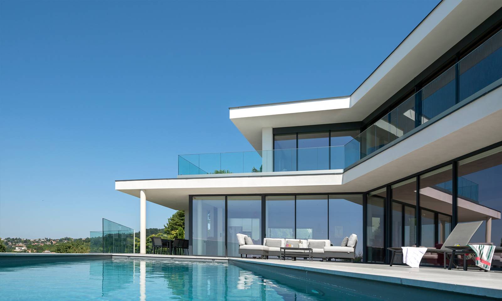 villa contemporaine béton et verre à Saint-Cyr-au-Mont-d'Or architectes Vielliard Francheteau