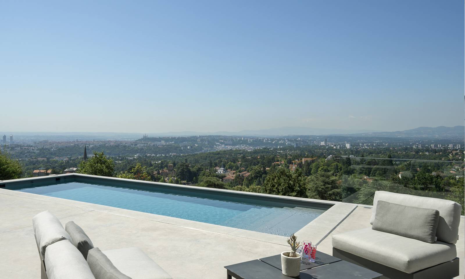 villa moderne d'architecte avec piscine vue Lyon